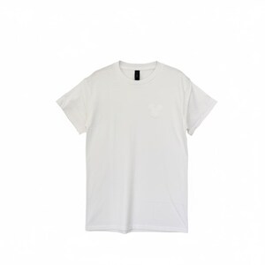 Puede incluir: Una camiseta blanca lisa con una peque&ntilde;a cabeza de Mickey Mouse en relieve en el pecho. La camiseta de manga corta tiene cuello redondo y un dise&ntilde;o sencillo. La tela parece suave y opaca.