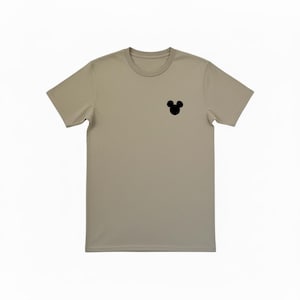 Puede incluir: Camiseta beige de manga corta con un dise&ntilde;o negro de la cabeza de Mickey Mouse en el pecho izquierdo. La camiseta tiene cuello redondo y un dise&ntilde;o sencillo e informal, adecuado para el uso diario.