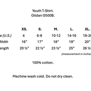 Puede incluir: Gr&aacute;fico blanco que muestra una tabla de tallas para una camiseta juvenil, con tallas de la XS a la XL. La tabla enumera tallas, anchos (40.6cm a 50.8cm) y largos (52.1cm a 67.3cm) en pulgadas. La camiseta es 100% algod&oacute;n y lavable a m&aacute;quina.