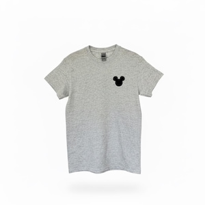 Puede incluir: Camiseta gris jaspeado con silueta negra de la cabeza de Mickey Mouse en el pecho izquierdo. Esta camiseta de manga corta est&aacute; hecha de un material suave, adecuada para uso diario.