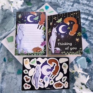 Ensemble cadeau de papeterie illustrée : la collection Magic Forest | Bloc-notes, feuille d'autocollants, carte Une pensée pour vous, cadeaux pour les enseignants