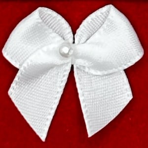 Mini fiocco in raso con perla centrale cucita a mano – Decorazioni per matrimoni e artigianato.