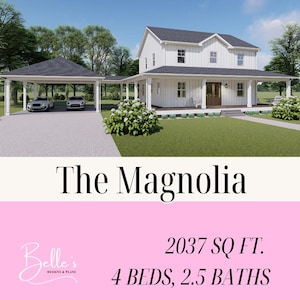 Könnte beinhalten: Ein weißes Bauernhaus mit einer überdachten Veranda und einem Carport für zwei Autos. Das Haus hat eine weiße Außenfassade mit schwarzen Akzenten. Der Text "The Magnolia" ist über dem Haus zu sehen. Unter dem Haus ist der Text "Belle's Designs & Plans" zu sehen, darunter der Text "2037 m². 4 Schlafzimmer, 2,5 Badezimmer".