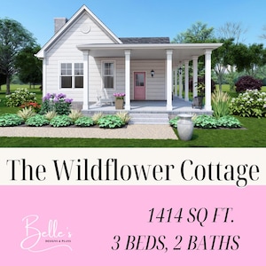 Puede incluir: Una casa blanca con una puerta rosa y un porche. La casa está rodeada de hierba verde y flores. El texto "The Wildflower Cottage" está escrito en letras negras sobre un fondo rosa. El texto "Belle's Designs & Plans" está escrito en letras negras sobre un fondo blanco. El texto "1414 SQ FT. 3 BEDS, 2 BATHS" está escrito en letras negras sobre un fondo rosa.