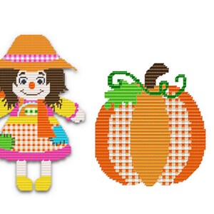 Può includere: Una bambola colorata in patchwork con un vestito a quadri e una zucca con un motivo a quadri.