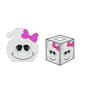 Pode incluir: Duas capas de caixa de lenços de ponto cruz e um desenho em forma de fantasma. O fantasma e a caixa de lenços têm rostos sorridentes, olhos pretos e laços cor-de-rosa. Os desenhos são brancos com detalhes em preto e rosa.