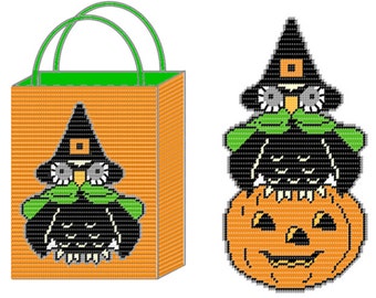 Puede incluir: Una bolsa de golosinas de Halloween con un asa verde y un cuerpo naranja. La bolsa presenta un búho blanco y negro con un sombrero de bruja y una corbata de lazo verde. El búho está sentado encima de una calabaza.