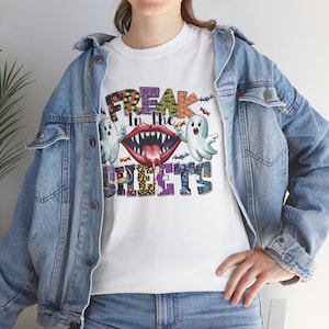 Freak in the Sheets T-Shirt, Halloween Shirt, Unisex Grafik T-Shirt, lustiges Geist Shirt, gruselige Saison Mode, einzigartige Geschenkidee