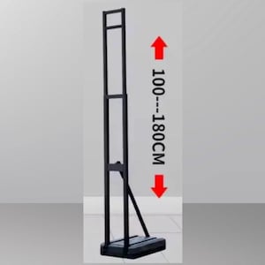 Puede incluir: Soporte de metal negro con altura ajustable de 100 a 180 cm. El soporte tiene una base rectangular y un diseño telescópico.