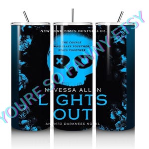 Puede incluir: Un vaso negro y azul con un gr&aacute;fico de calavera y el texto "Lights Out" de Novessa Alln. El texto "New York Times Bestseller" tambi&eacute;n es visible en el vaso.