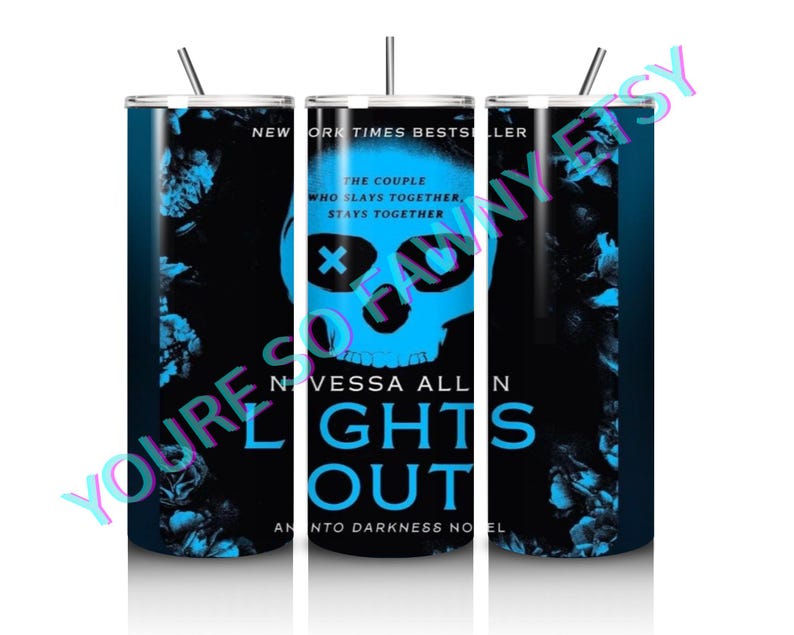 Puede incluir: Un vaso negro y azul con un gr&aacute;fico de calavera y el texto "Lights Out" de Novessa Alln. El texto "New York Times Bestseller" tambi&eacute;n es visible en el vaso.