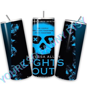 Puede incluir: Un vaso azul y negro con un gr&aacute;fico de calavera y el texto "Dark Times Best, The Couple Who Slays Together, Stays Together,  Vessa Allon, Lights Out, And Darkness Fell".