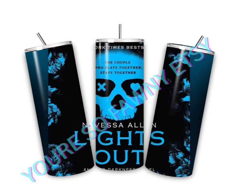 Puede incluir: Un vaso azul y negro con un gr&aacute;fico de calavera y el texto "Dark Times Best, The Couple Who Slays Together, Stays Together,  Vessa Allon, Lights Out, And Darkness Fell".