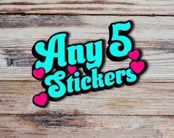 Puede incluir: Un gráfico azul turquesa con el texto "Any 5 Stickers" en una fuente retro. El gráfico está decorado con cinco corazones rosas.