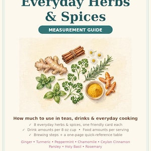 Könnte beinhalten: Ein Messleitfaden mit dem Titel Spoiled Pet Luxe Everyday Herbs & Spices, der Illustrationen von Ingwer, Zimtstangen, Kamille, Pfefferminze, Rosmarin, Petersilie, Kurkuma und einer Schale mit Pulver zeigt. Der Text enthält Angaben für 8 oz.