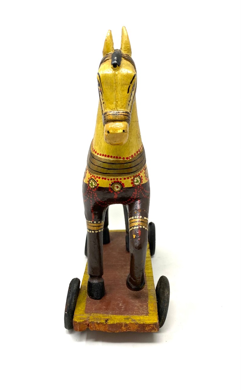 Sculpture vintage en bois sculpté de Madras avec patine jaune et rouge - En vent