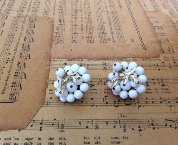 Vintage White Beaded 1960s Clip Earrings - image 9