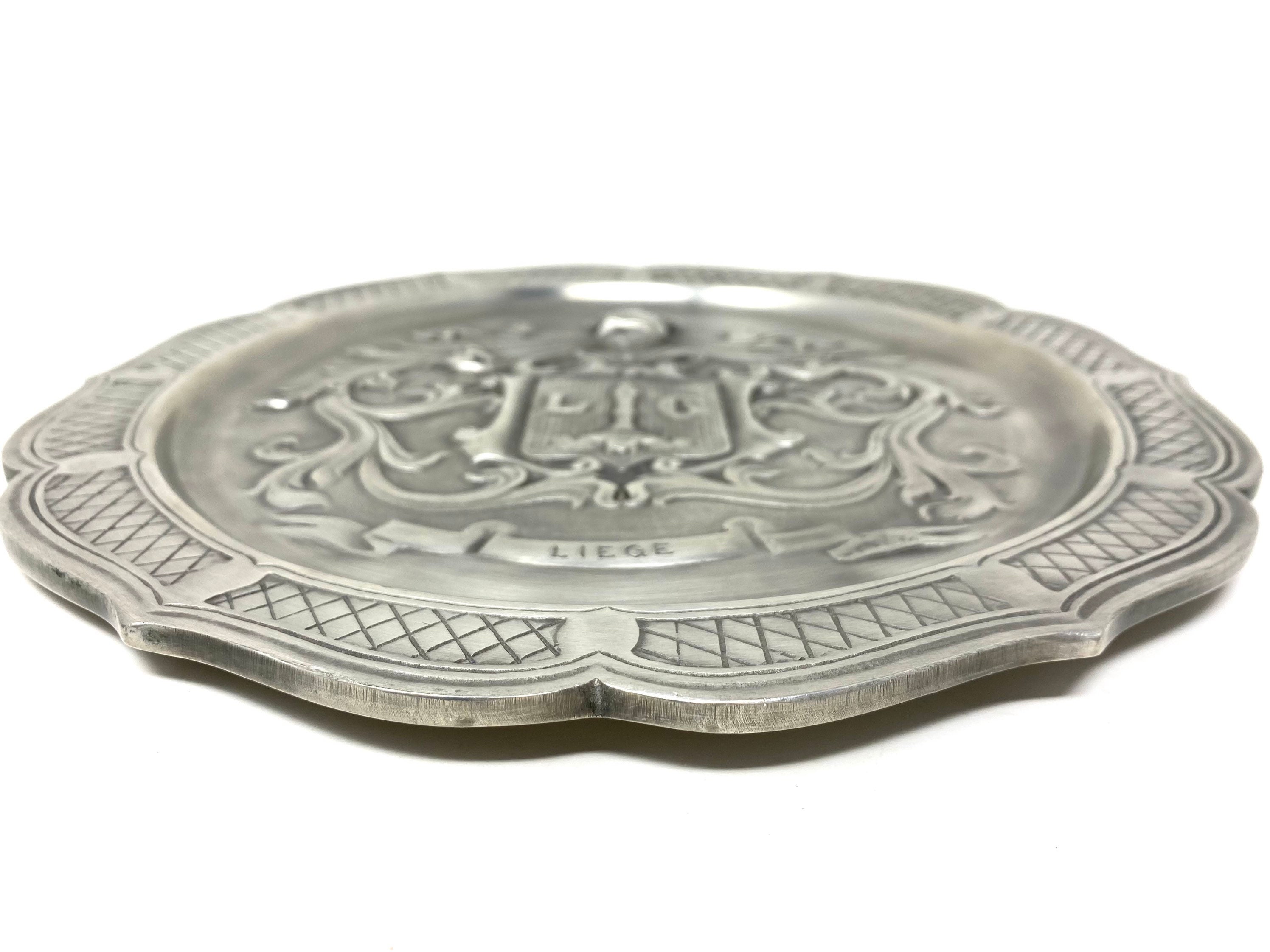 Les Potstainiers Hutois 錫製プレート LIEGE Les Potstainiers Hutois Pewter Wall Plate - Etsy 日本