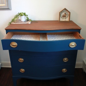 DO NOT BUY! Tomlinson of High Point Bowfront/Serpentine Duncan Phyfe Federal Style Mahogany Chest with Hepplewhite drawer pulls