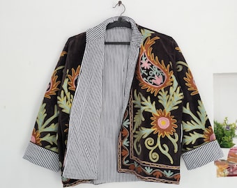 Chaqueta de terciopelo Suzani, abrigo floral bohemio bordado a mano, prenda de abrigo femenina artesanal, atuendo de boda.