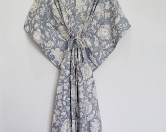 Vestido caftán floral para festival: prenda playera ligera, gris, hecha a mano en India.