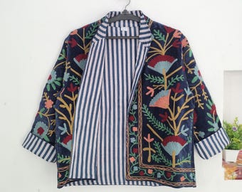 Chaqueta Suzani de terciopelo, abrigo floral bohemio bordado a mano, prenda de abrigo artesanal, atuendo para festivales.