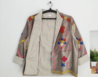 Chaqueta Suzani de terciopelo bordada a mano: abrigo bohemio indio, ropa de festival para mujer.