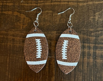 Glitter voetbaloorbellen, bruine speldaghangers, cadeau sportfan, sportcadeau, sportoorbellen, oorbellen speldag, hangoorbellen