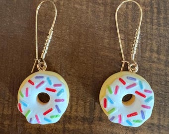 Donut Ohrringe, bestreut Zuckerguss Dessert Ohrringe, Feinschmecker Ohrringe, süße Ohrringe, Essen Ohrringe, baumeln Ohrringe, bestreuen Ohrringe