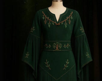 Handgemaakte bosgroene suède jurk voor dames, jurk met elfenfranje, geborduurde outfit Tree of Life