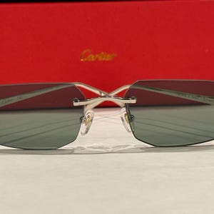カルティエのリムレスヴィンテージトレンドアイウェア、シルバーのスネークテンプルとグリーンレンズのアイウェア。メンズ、レディース、お母様、お父様へのギフト、独立記念日のギフトに。