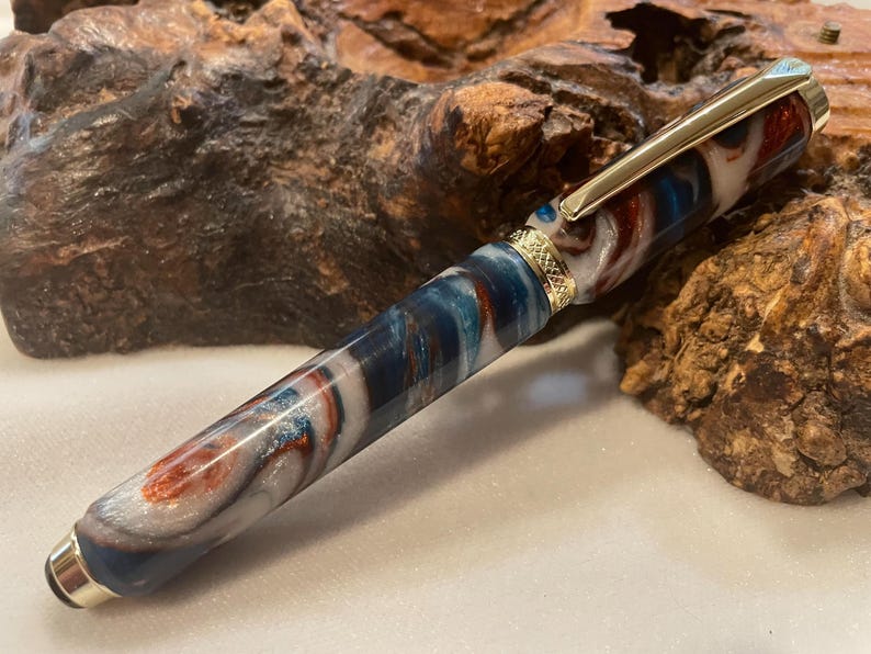 Puede incluir: Una taza de cer&aacute;mica blanca con un asa negra y el texto "But First, Coffee" en negro, en negrita. La taza est&aacute; sobre una superficie blanca.