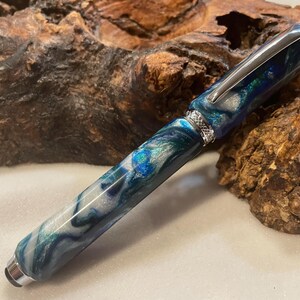 Puede incluir: Un juego de tres tazas de cer&aacute;mica con un acabado mate moteado. Las tazas son de color crema, gris claro y gris oscuro. Cada taza tiene un dise&ntilde;o simple y minimalista y un asa redondeada.