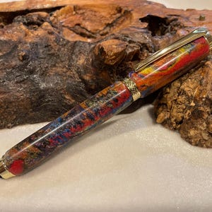 Puede incluir: Un juego de tres tazas de cer&aacute;mica con un acabado mate moteado. Las tazas son de color crema, marr&oacute;n claro y marr&oacute;n oscuro. Cada taza tiene un dise&ntilde;o simple y minimalista.