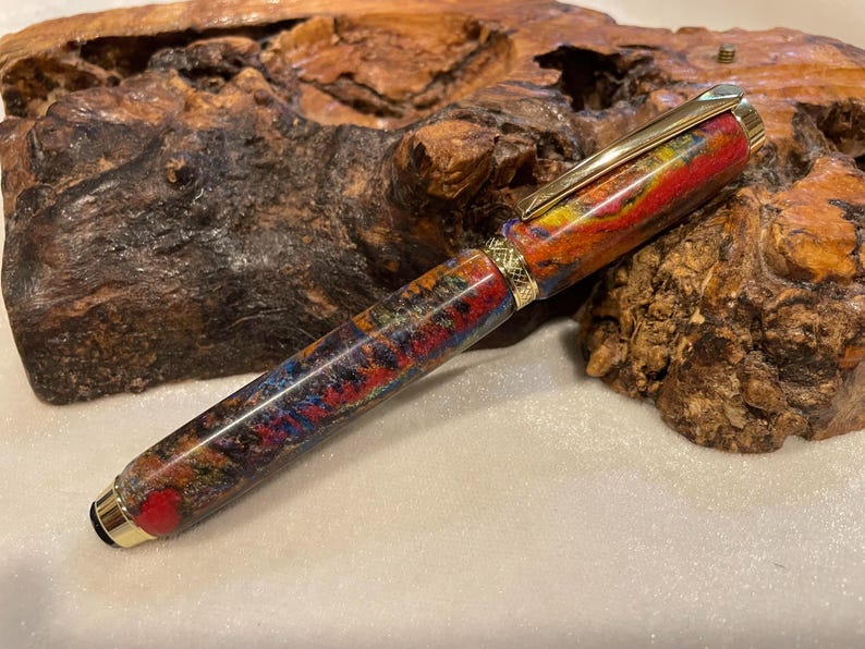 Puede incluir: Un juego de tres tazas de cer&aacute;mica con un acabado mate moteado. Las tazas son de color crema, marr&oacute;n claro y marr&oacute;n oscuro. Cada taza tiene un dise&ntilde;o simple y minimalista.