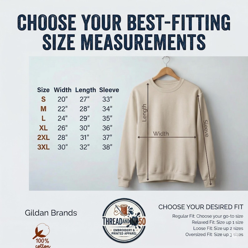 Pu&ograve; includere: Una felpa Gildan beige &egrave; appesa a una gruccia di legno, con le misure delle taglie visualizzate. Il testo "CHOOSE YOUR BEST-FITTING SIZE MEASUREMENTS" &egrave; in alto. La tabella delle taglie mostra le misure di larghezza, lunghezza e manica in cm.