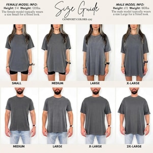Pu&ograve; includere: Guida alle taglie con modelli in magliette grigie, che mostrano diverse taglie dalla Small alla 2X-Large. Il testo include informazioni sull'altezza e il peso dei modelli, e il marchio "COMFORT COLORS 1717".