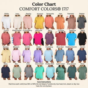 Pu&ograve; includere: Tabella colori di t-shirt Comfort Colors 1717 in vari colori, tra cui bianco, avorio, pesca, senape e nero. L'immagine mostra una gamma di tonalit&agrave;, dai pastelli chiari ai toni scuri, con istruzioni per la cura.