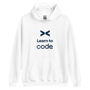 Op de afbeelding: Witte hoodie met een voorzak en trekkoord. De marineblauwe afbeelding op de voorkant zegt "Learn to code" met een gestileerd symbool boven de tekst. De hoodie is gemaakt van een zacht materiaal.