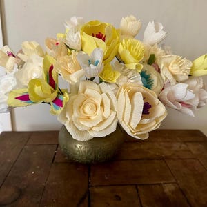 Bouquet di fiori di carta crespa gialli e bianchi. Fatto a mano, decorazioni per la casa uniche, decorazioni per matrimoni, fiori da sposa, fiori per compleanni Spedizione gratuita nel Regno Unito