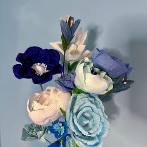 Bouquet blu di fiori di carta crespa. Fatto a mano, arredamento unico per la casa, arredamento per matrimoni, fiori da sposa, fiori per compleanni Spedizione gratuita nel Regno Unito