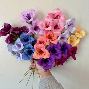 Stelo di fiore di gladiolo in carta crespa – Fiore di carta fatto a mano per decorazioni per la casa, bouquet da sposa, regalo floreale, arte botanica di lunga durata. Spedizione gratuita.