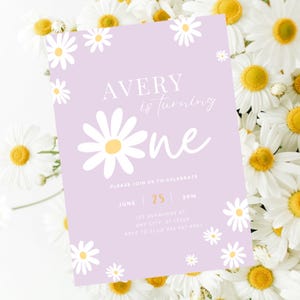 Convite de aniversário editável com margaridas e fundo, convite de 1º aniversário com flores, fazendo um ano, margaridas roxas florais, download instantâneo