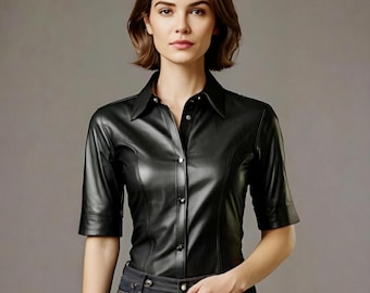 Camisa de cuero genuino para mujer: blusa negra de cuero con botones y manga corta, corte entallado, cuello elegante y parte superior de cuero auténtico suave.