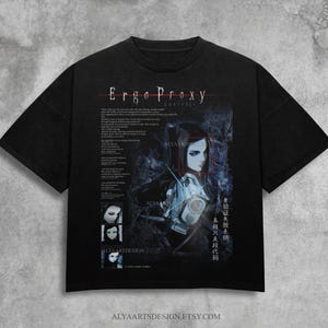 Può includere: T-shirt nera con un design grafico con il testo "Ergo Proxy" e un'illustrazione di una donna. Il design include testo in inglese e giapponese, con un'estetica vintage sbiadita. Il nome del negozio Etsy è visibile in basso.