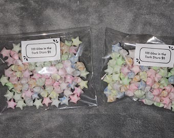 estrellas de origami que brillan en la oscuridad