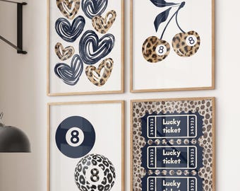 Ensemble bleu de 4 oeuvres d'art murales guépard, décoration d'intérieur girly esthétique, affiches rétro tendance - coeurs, 8 boules, cerise, billet porte-bonheur