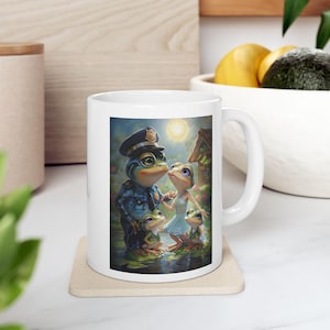 Taza de cerámica con una familia de ranas, padre, esposa y dos hijos de una rana policía, divertida taza de café con animales, adorable taza de té con anfibios, una rana de dibujos animados única.