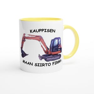 Puede incluir: Una taza de cerámica blanca con un borde amarillo. La taza presenta una imagen de dibujos animados de una excavadora naranja con el texto "Kauppisen Maan Siirto Firma" impreso en la taza.
