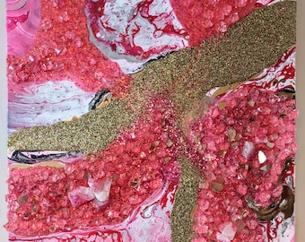 Op de afbeelding: Een vierkant mixed media schilderij op canvas met een levendige mix van roze, witte en zilveren acrylverf swirls. Het oppervlak is zwaar getextureerd met verspreid roze gebroken glas, heldere kristallen en een diagonale band van gouden glitter.